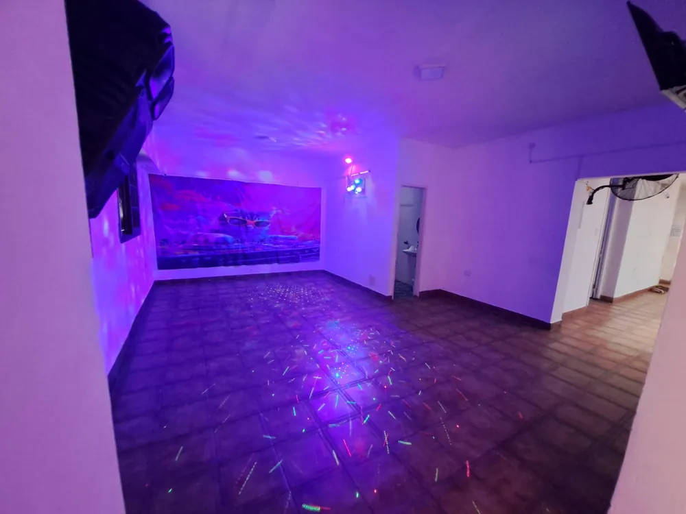 Sala de baile con el mural iluminado y efectos de luces en el piso