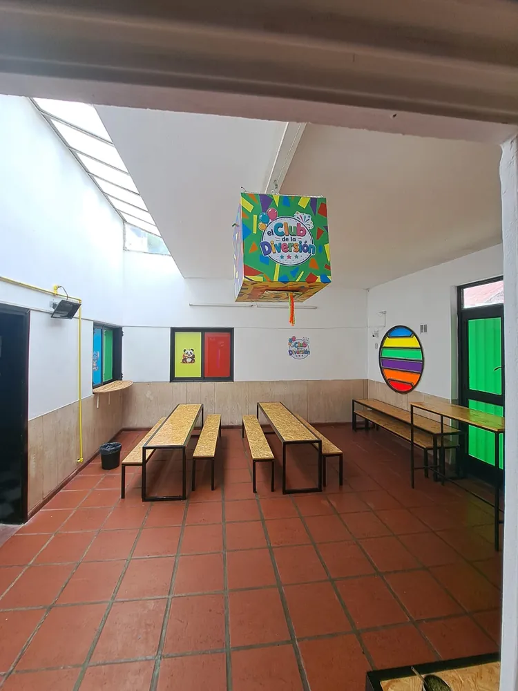 Piñata colgada sobre las mesas del comedor de los chicos