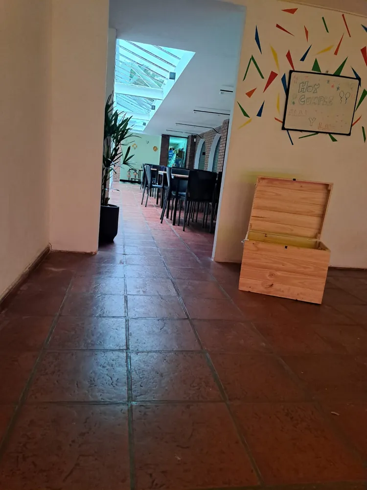Baúl de madera para los regalos en el pasillo de entrada