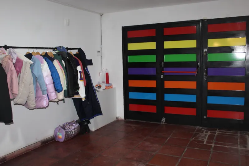 La puerta arcoíris de entrada y el perchero para los abrigos