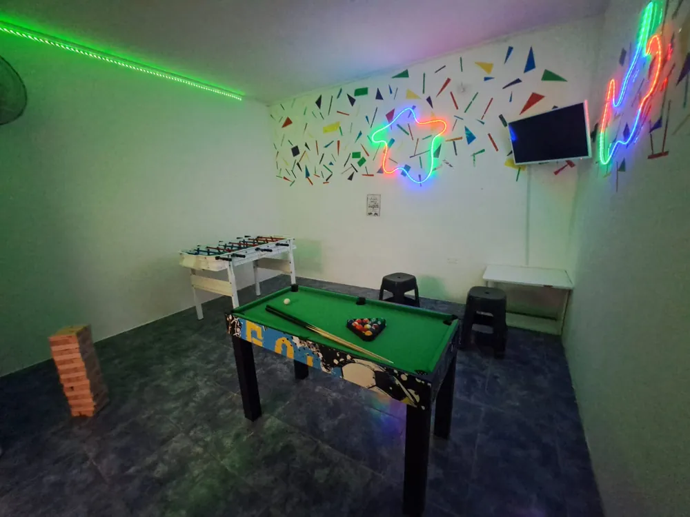 Sector gamer con mesa de pool, metegol, Jenga gigante y luces de neón