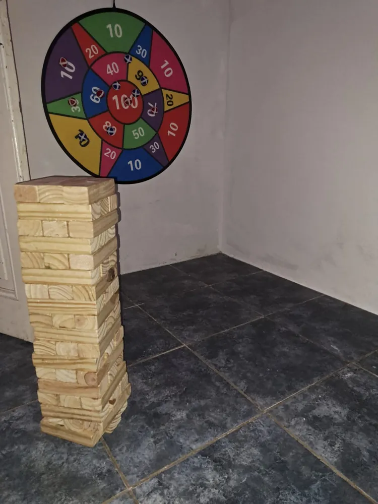Jenga gigante y tablero de dardos