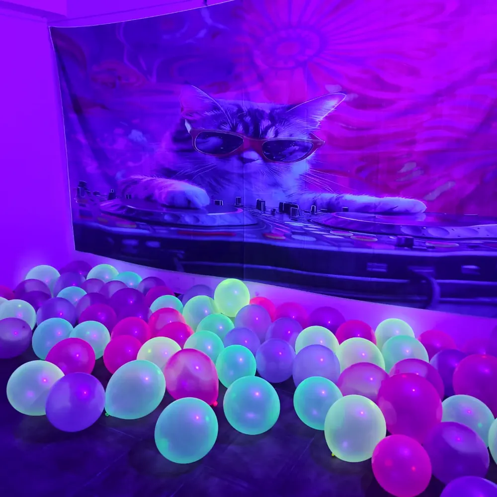 Pelotas fluorescentes bajo las luces ultravioletas de la sala de baile