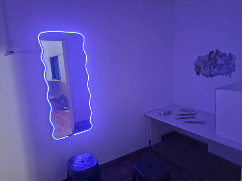 Espejo con borde de neón en la sala glitter