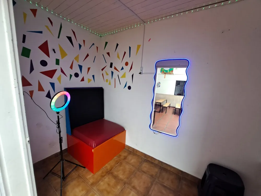 Sala glitter con aro de luz, sillón y espejo con borde de neón