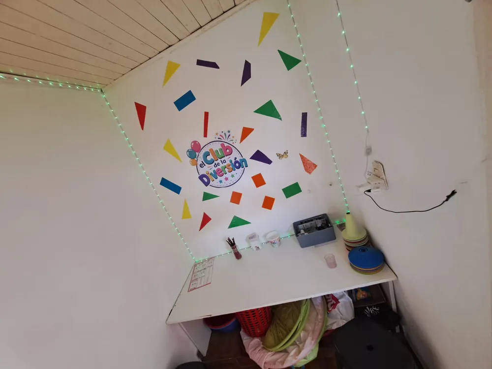 Pared con el logo del club y mesa para el maquillaje