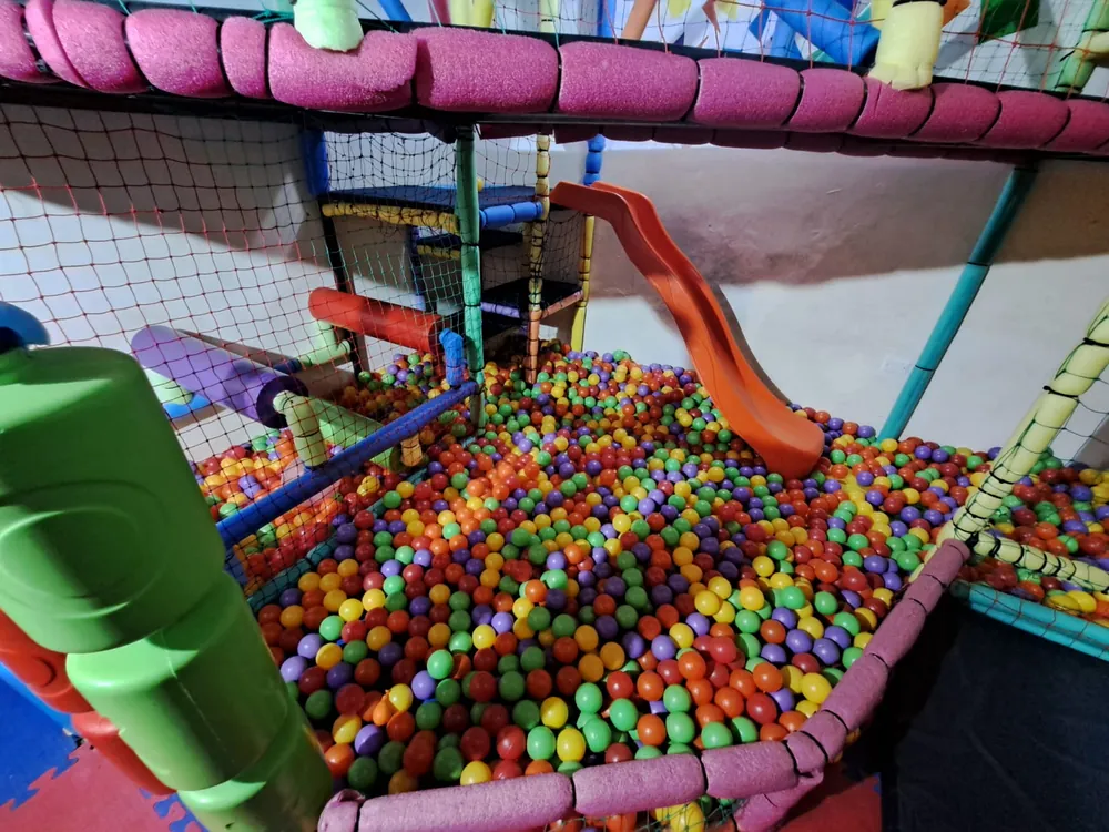 Piscina de pelotas y tobogán vistos desde arriba del laberinto