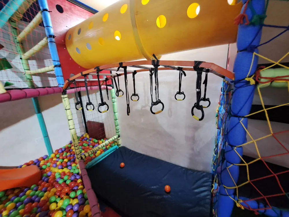 Pasamanos de aros sobre la piscina de pelotas