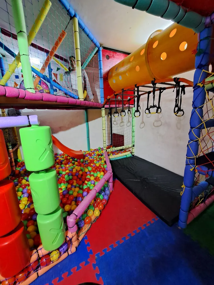 Tubo amarillo, pasamanos y piscina de pelotas