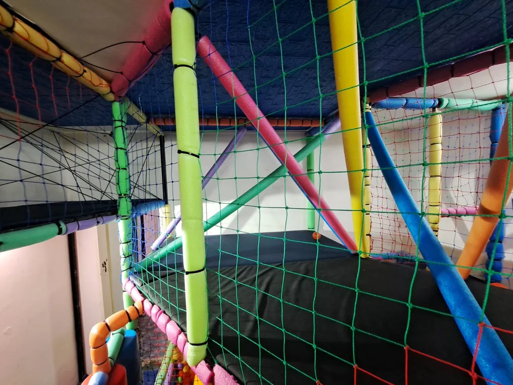 Redes y tubos de colores en el nivel de arriba del laberinto