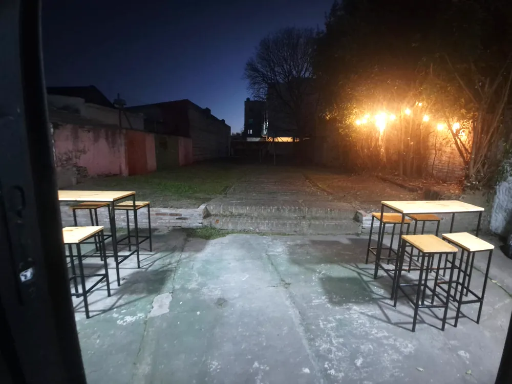 Barras altas con banquetas en el patio al aire libre